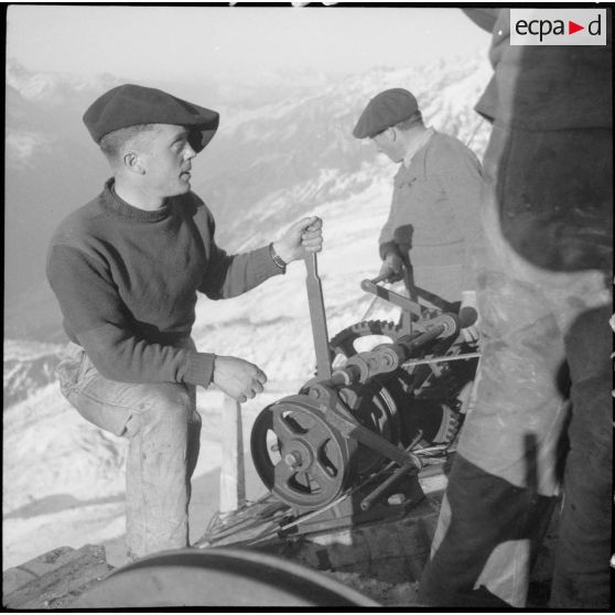 Photographie de groupe de chasseurs alpins à la station supérieure du téléphérique du col du Midi en construction.