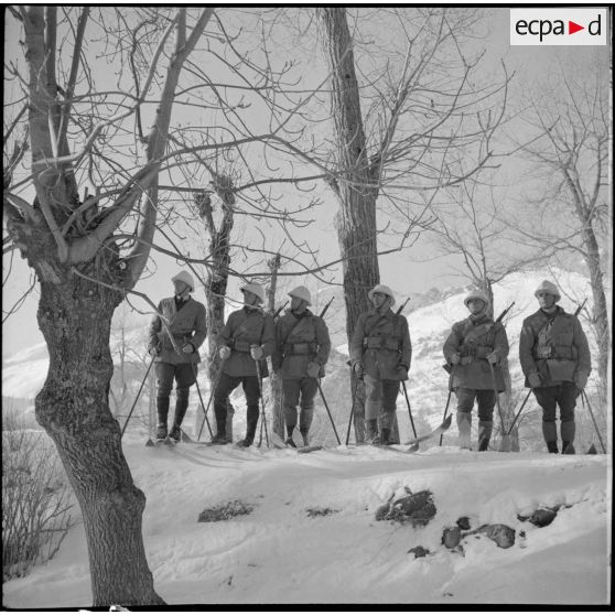 Photographie de groupe d'une section d'éclaireurs-skieurs du 102e BAF.