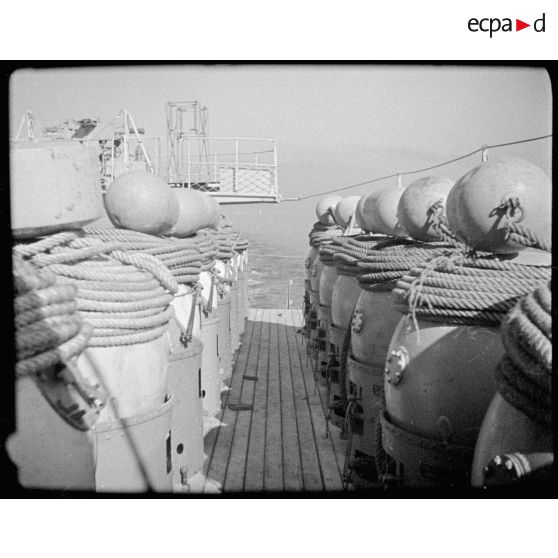 Mines marines flottantes alignées sur le pont d'un navire.