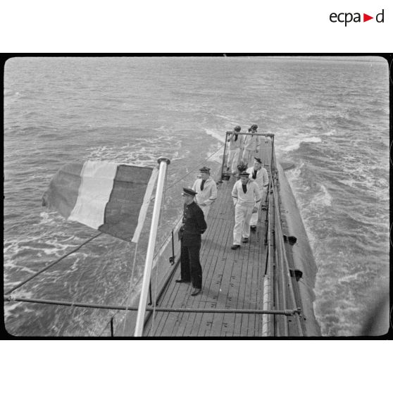 Vue depuis la baignoire sur le pont arrière d'un sous-marin naviguant en surface.