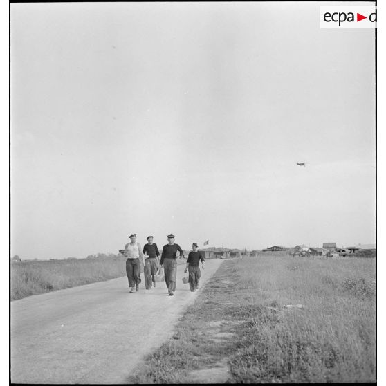 Des marins effectuent une corvée de soupe.