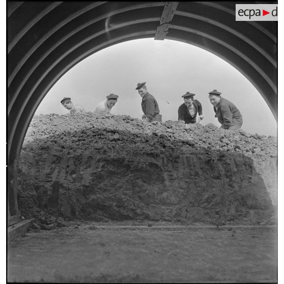 Des marins effectuent des travaux de terrassement.