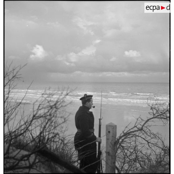 Marin posté en sentinelle sur la ligne de défense côtière à Dunkerque.