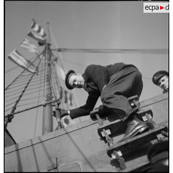 Marin de la Marine nationale montant à bord d'un navire marchand pour une fouille dans le cadre du blocus contre l'Allemagne.