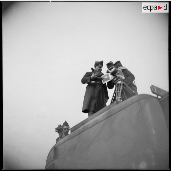 Une équipe de tournage SCA est photographiée en contre-plongée sur le toit d'un camion.