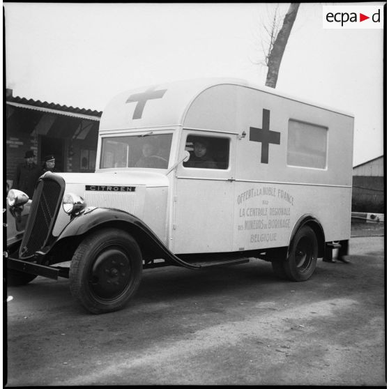 L'ambulance offerte par les mineurs belges de Borinage est photographiée en plan moyen.