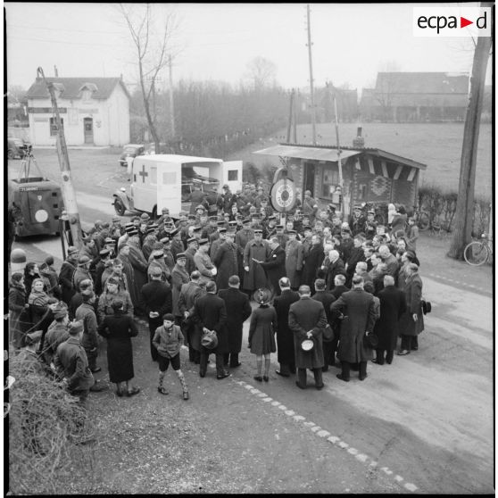 Plan général de la cérémonie de don d'une ambulance offerte par les mineurs belges de Borinage au service de santé à la frontière franco-belge.