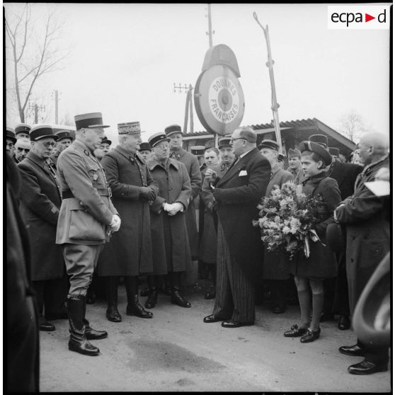 Lors de la cérémonie de don d'une ambulance le bourgmestre de Borinage fait un discours en présence de l'intendant général Mahaut.