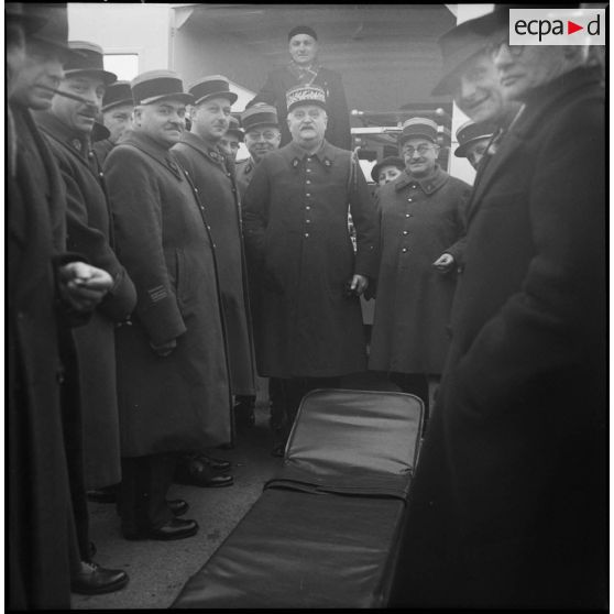 Lors de la cérémonie de don d'une ambulance le bourgmestre de Borinage fait un discours en présence de l'intendant général Mahaut.