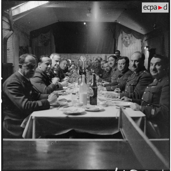 Photographie de groupe d'officiers de la 1re armée attablés lors d'un repas.