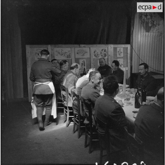 Photographie de groupe d'officiers de la 1re armée attablés lors d'un repas.