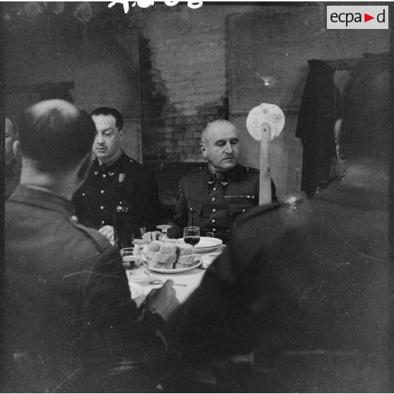 Photographie de groupe d'officiers de la 1re armée attablés lors d'un repas.