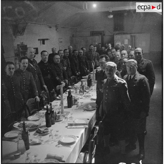 Photographie de groupe d'officiers de la 1re armée attablés lors d'un repas.