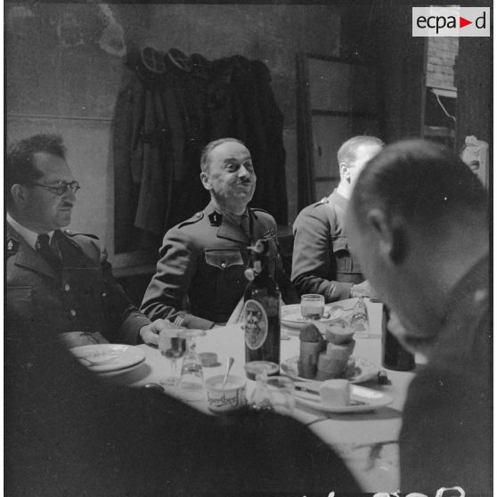 Photographie de groupe d'officiers de la 1re armée attablés lors d'un repas.