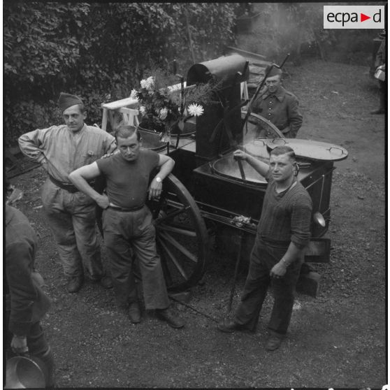 Fantassins du 310e régiment d'infanterie (RI) autour d'une cuisine roulante, modèle 1917-1930 (dénommée parfois modèle Geneste-Herscher).