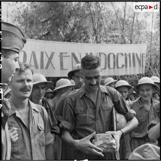 Libération à Viet Tri de prisonniers, parmi lesquels les reporters du service presse information (SPI) Pierre Schoendoerffer et Daniel Camus, faits prisonniers à Diên Biên Phu le 8 mai 1954.