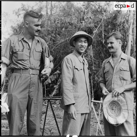 Libération des reporters Daniel Camus et Pierre Schoendoerffer par le Vietminh à Viet Tri.