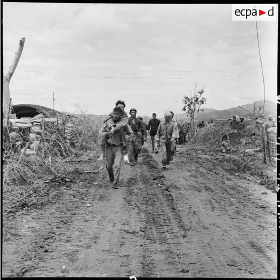 Des soldats du Viêt-minh blessés et faits prisonniers lors d'une reconnaissance arrivent à l'un des points d'appui du camp retranché de Diên Biên Phu.