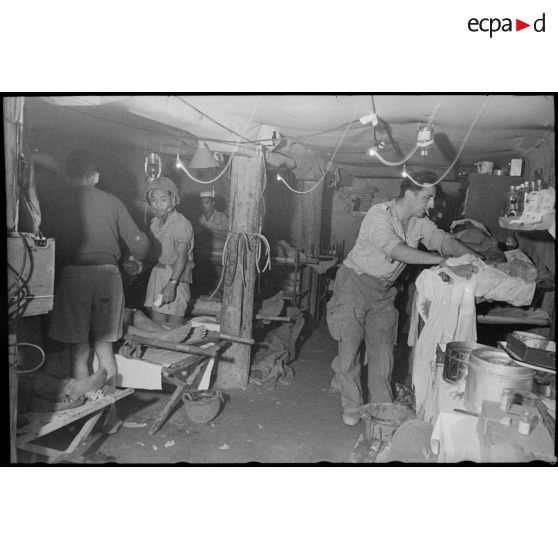 Blessés soignés dans la salle d'opération de l'antenne chirurgicale souterraine de Diên Biên Phu.