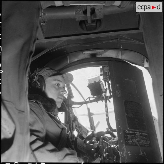 Personnel navigant à bord d'un avion bombardier Privateer de la flottille 28F.