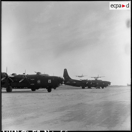 Avions bombardiers Privateer de la flottille 28F alignés sur le terrain de la base aérienne de Cat Bi.