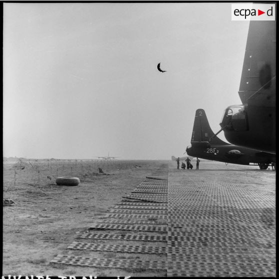 Avions bombardiers Privateer de la flottille 28F alignés sur le terrain de la base aérienne de Cat Bi.