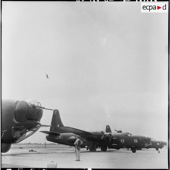 Avions bombardiers Privateer de la flottille 28F alignés sur le terrain de la base aérienne de Cat Bi.