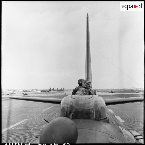 Les mitrailleurs d'un avion bombardier Privateer de la flottille 28 F au retour d'une mission sur le terrain d'aviation de Cat Bi.