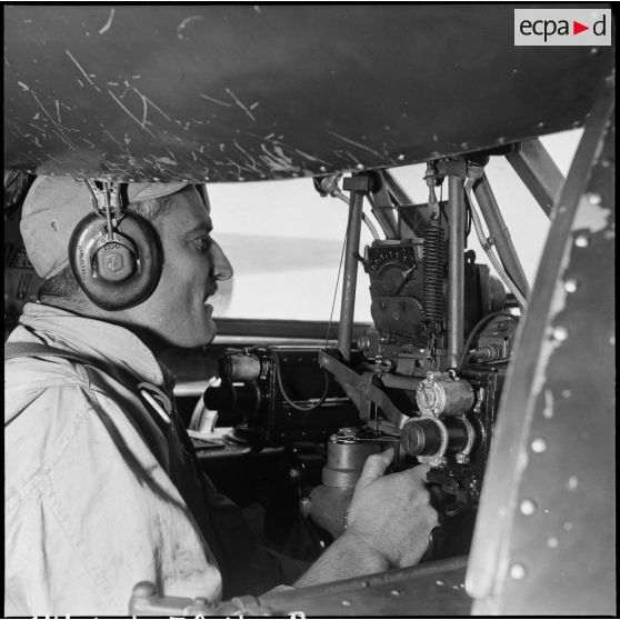 Mitrailleur à son poste à bord d'un avion bombardier Privateer de la flottille 28F.