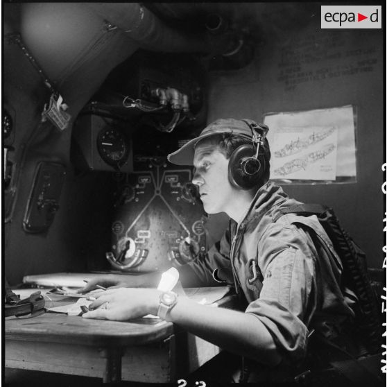 L'enseigne de vaisseau Tourel à bord d'un avion bombardier Privateer de la flottille 28F.