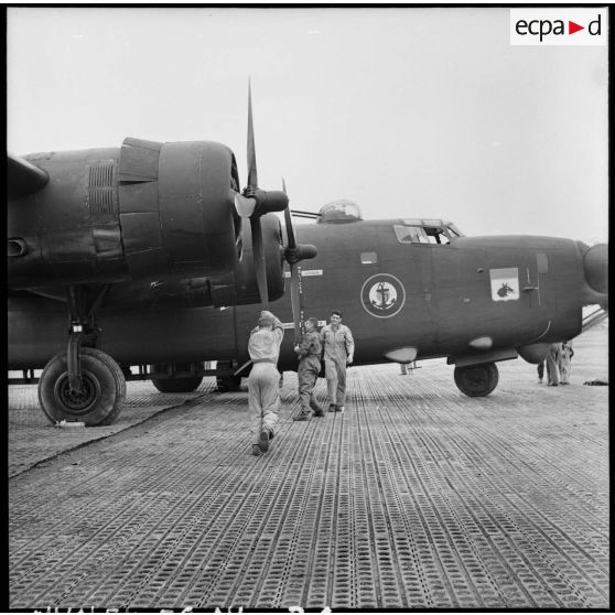 Mise en route des moteurs d'un bombardier PB4Y-2 Privateer de flotille 28F sur le terrain de Cat Bi.