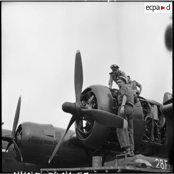 Mécaniciens au travail sur un bombardier PB4Y-2 Privateer de la flotille 28F sur la base aérienne de Cat Bi.