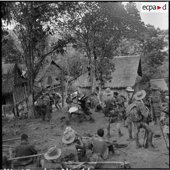 Des soldats de la colonne Godard font une halte dans un village lors de l'opération Condor.