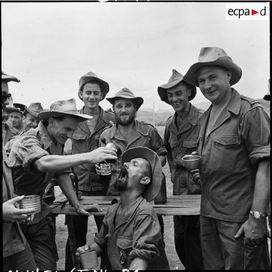 Arrosage de Camerone au Pernod par des légionnaires de la colonne Godard lors de l'opération Condor.