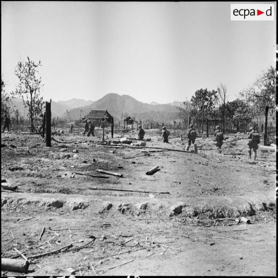 Des éléments du 1er bataillon étranger de parachutistes (BEP) partent en patrouille à l'ouest de Diên Biên Phu.