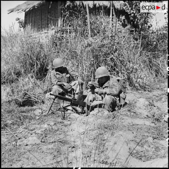 Des éléments du 1er bataillon étranger de parachutistes (BEP) sont postés près d'un fusil-mitrailleur lors d'une patrouille à l'ouest de Diên Biên Phu.