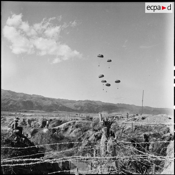 Parachutage au-dessus du camp de Diên Biên Phu.