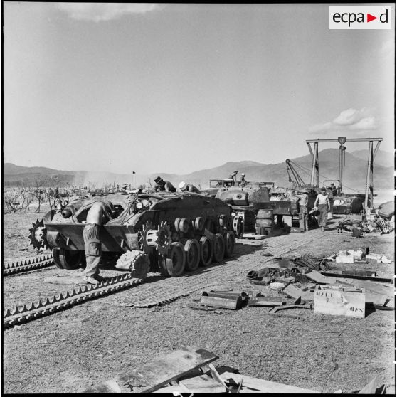 Montage de chars M 24 Chaffee arrivés en pièces détachées à Diên Biên Phu par la 2e compagnie de réparation d'engins blindés de la Légion étrangère (CREBLE).