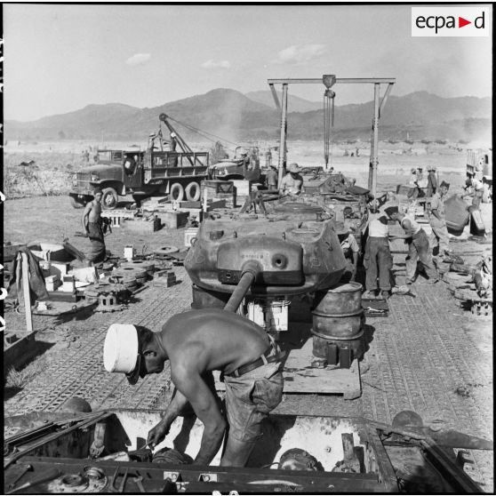 Montage de chars M 24 Chaffee arrivés en pièces détachées à Diên Biên Phu par la 2e compagnie de réparation d'engins blindés de la Légion étrangère (CREBLE).