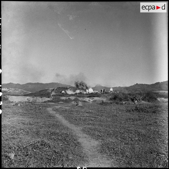 Destruction de la maison du gouverneur sur un piton du camp de Diên Biên Phu.