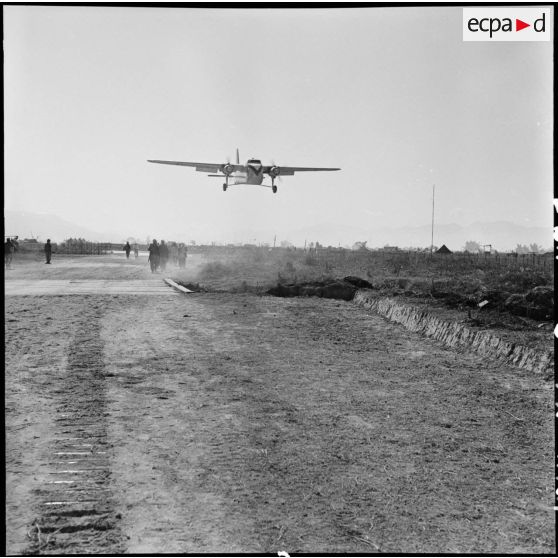 Avion de transport Bristol Freighter au-dessus du camp de Diên Biên Phu.