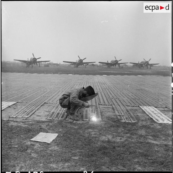 Pose de plaques en acier semi-perforé sur le terrain d'aviation du camp de Diên Biên Phu.