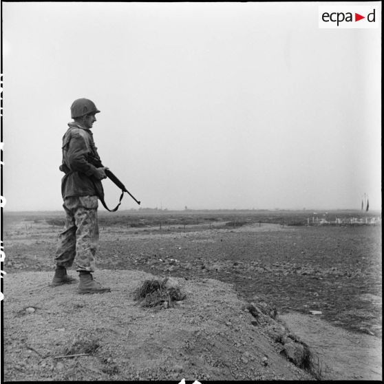 Sentinelle en surveillance près d'un cimetière proche du camp de Diên Biên Phu.