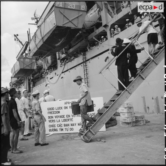 Débarquement à Saigon de réfugiés fuyant le Nord-Vietnam avec le concours de l'US Navy dans le cadre de l'opération Passage to freedom.