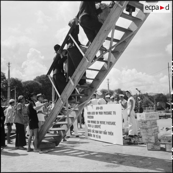 Débarquement à Saigon de réfugiés fuyant le Nord-Vietnam avec le concours de l'US Navy dans le cadre de l'opération Passage to freedom.