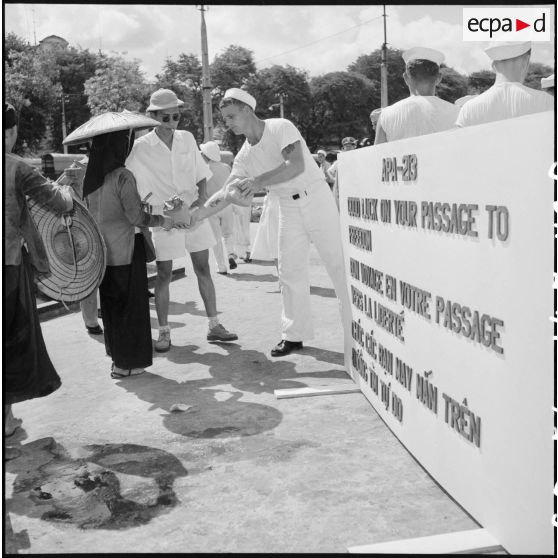 Débarquement à Saigon de réfugiés fuyant le Nord-Vietnam avec le concours de l'US Navy dans le cadre de l'opération Passage to freedom.