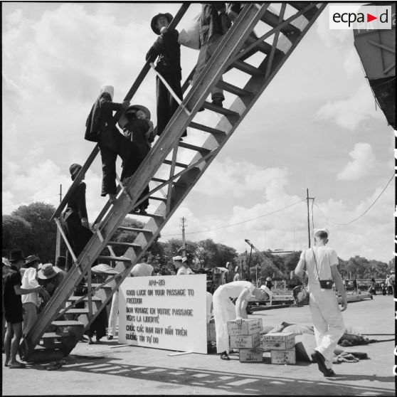 Débarquement à Saigon de réfugiés fuyant le Nord-Vietnam avec le concours de l'US Navy dans le cadre de l'opération Passage to freedom.