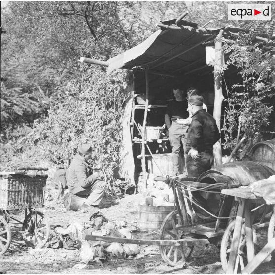 [Une popote d'une unité de la 3e armée est installée sous un abri de fortune. Moselle, octobre 1939.]