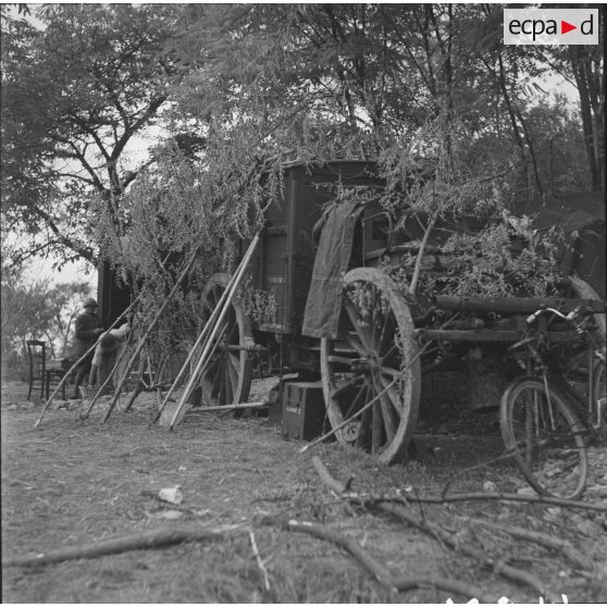 [Voiture camouflée, s.d.]