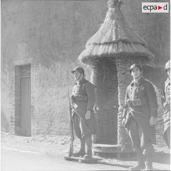 [Sentinelle montant la garde devant une guérite improvisée. 1939-1940.]